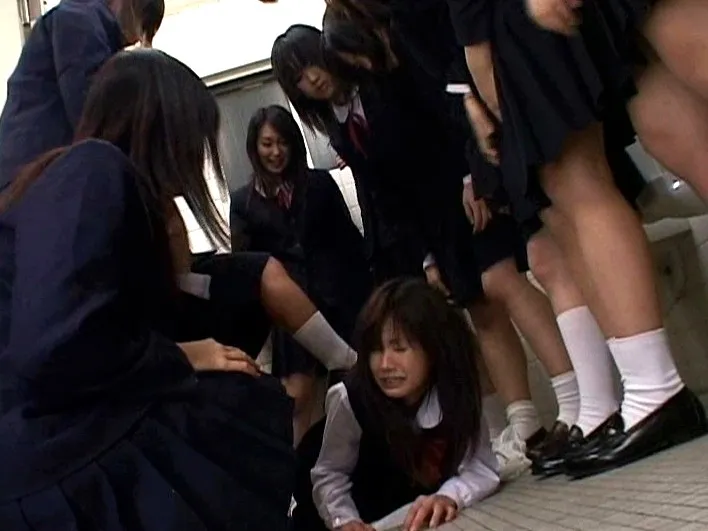 女子校生いじめレズエロ画像まとめ！これは衝撃…！多数の女子校生が一人を激しくいじめるレズエロ画像！(3ページ目)4枚目