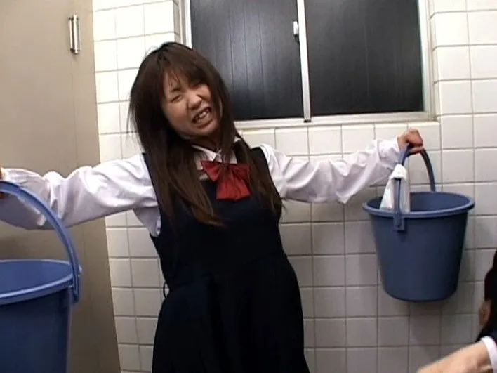 女子校生いじめレズエロ画像まとめ！これは衝撃…！多数の女子校生が一人を激しくいじめるレズエロ画像！(3ページ目)5枚目